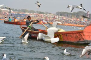 Homme Indien avec bateau dans fleuve Ganga