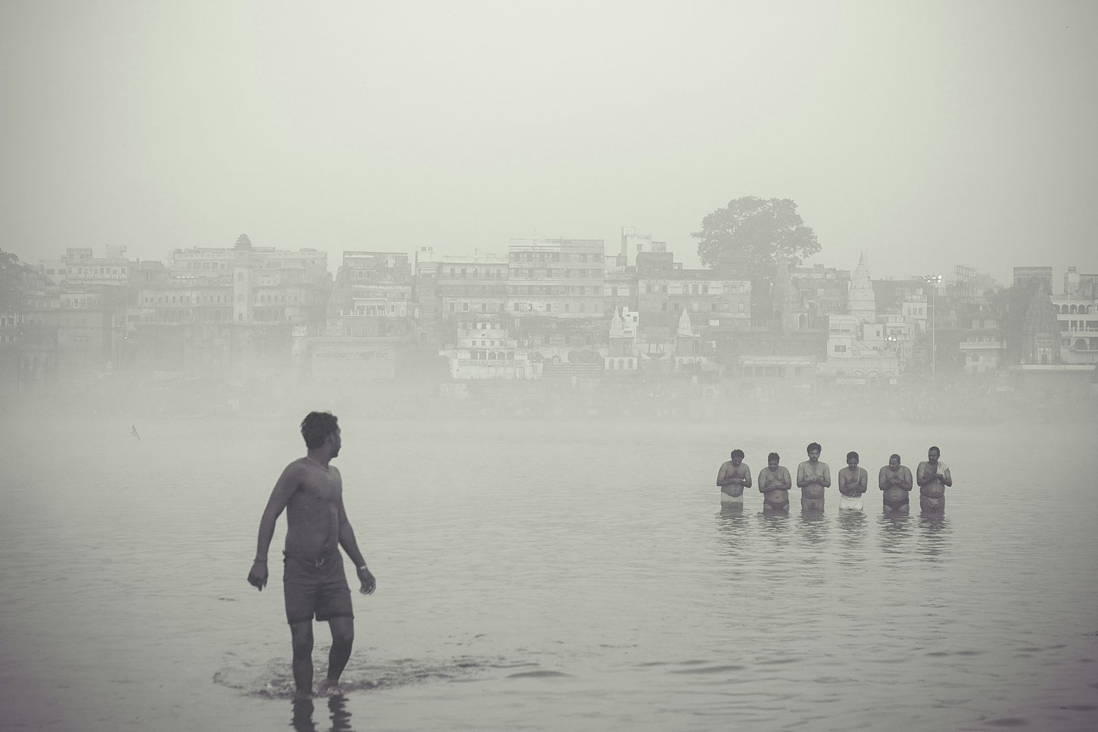 hommes dans le fleuve Ganga sacre kumbh mela