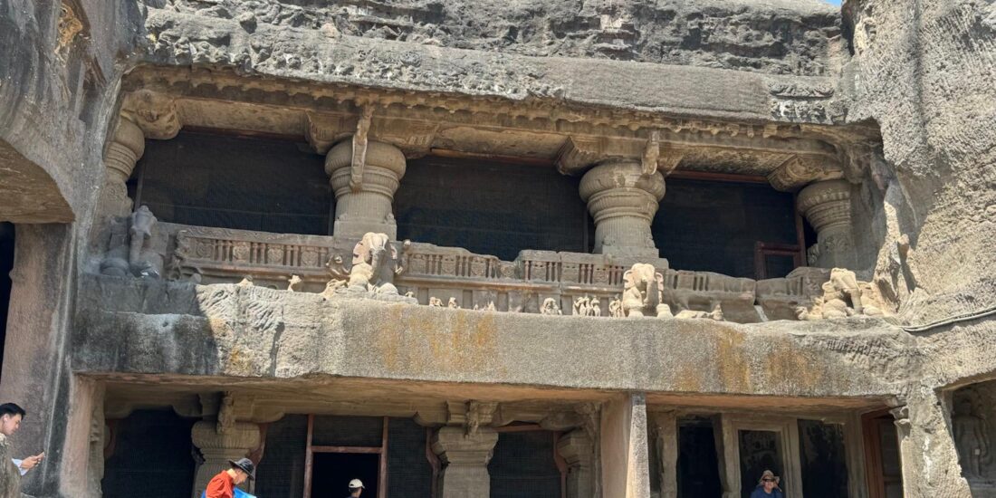 Tourist dans grottes d'ajanta