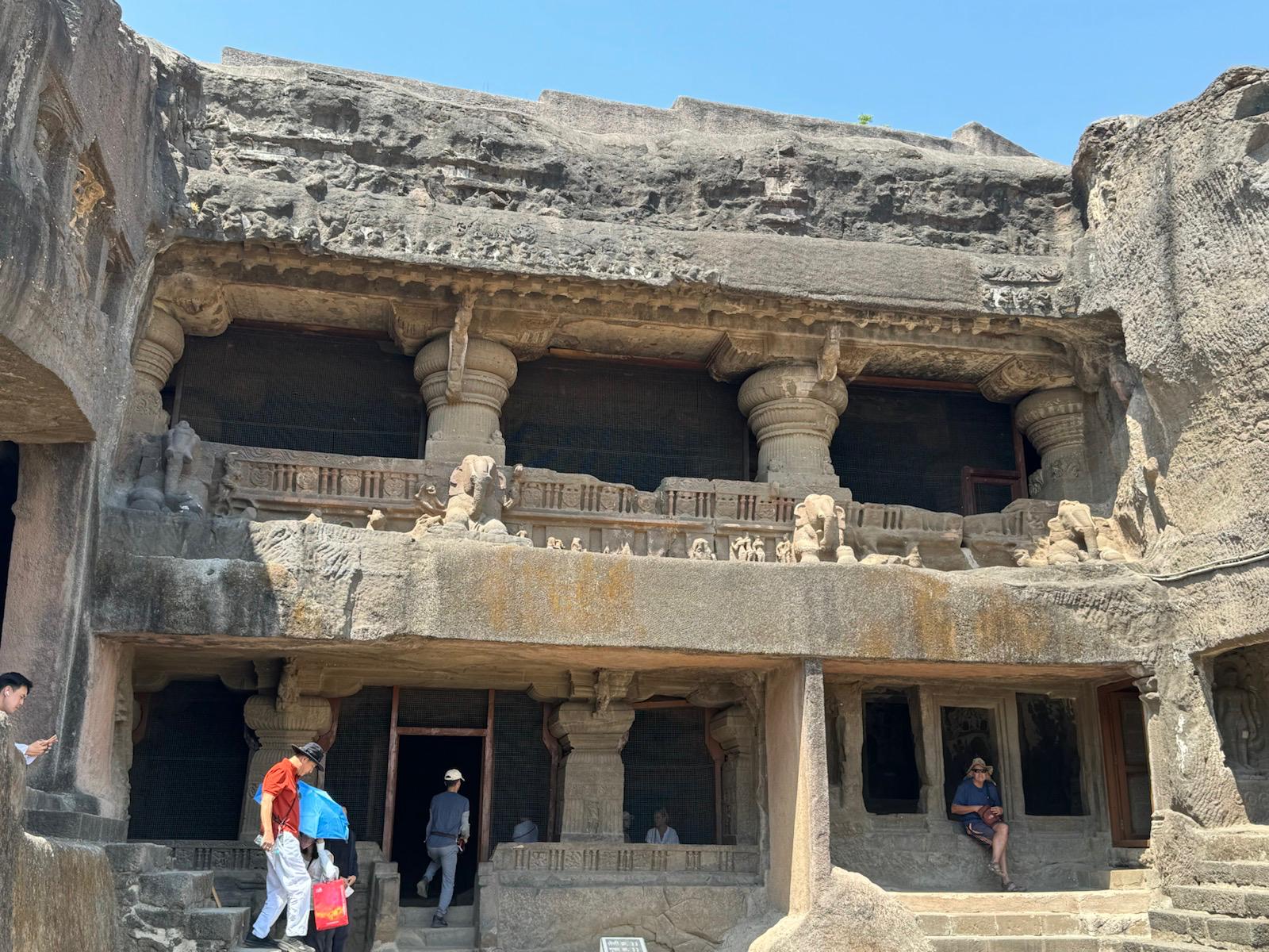 Tourist dans grottes d'ajanta